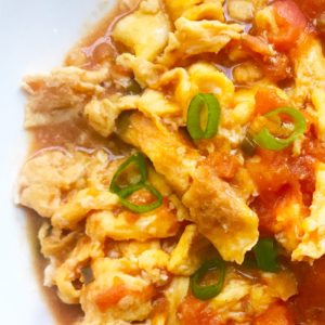 Scrambled eggs with tomatoes and chives
