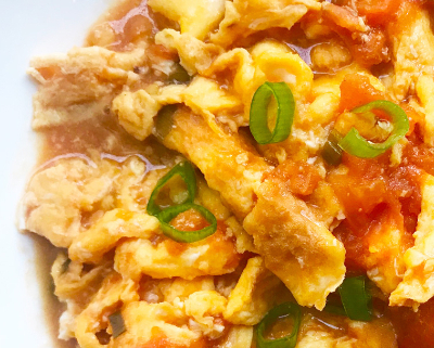 Scrambled eggs with tomatoes and chives
