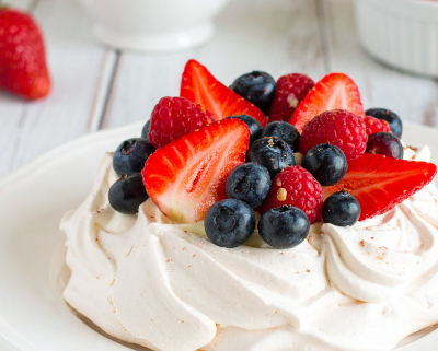 Pavlova with blueberry and strawberry topping