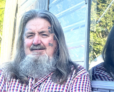 Man in front of a caravan